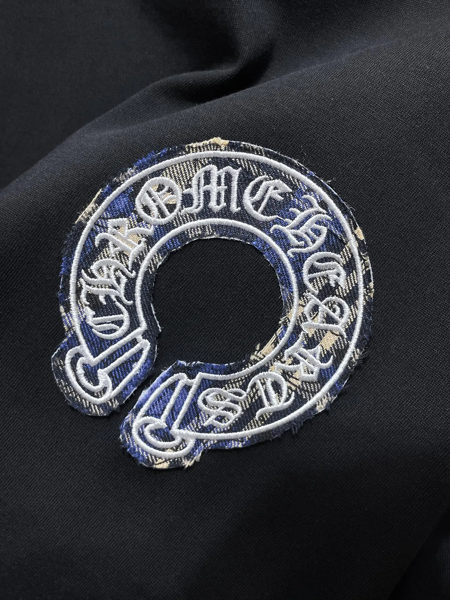 P160 New Chrome Hearts 25ss for summer. High-weight, environmentally friendly and high-quality top-grade fabric. 280g Chrome Horseshoe Contrast Color Patch Short Sleeves. Heavy-duty pure hand-cut patch embroidery technology. Counter synchronization. Re-engraved version 1:1. Recommended Color: Black White. Size: S, M, L, XL.